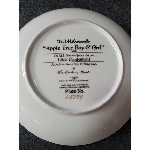 Vintage M.J. Hummel “Apple Tree Boy and Girl” Plate L5794 - Picture 3 of 4